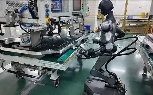 Robot Xiaomo thay thế con người thực hiện các công đoạn sản xuất pin nguy hiểm