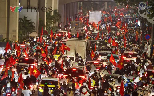 Khoảnh khắc đẹp tuần qua (15-21/12): Niềm vui chiến thắng lan toả khắp phố phường