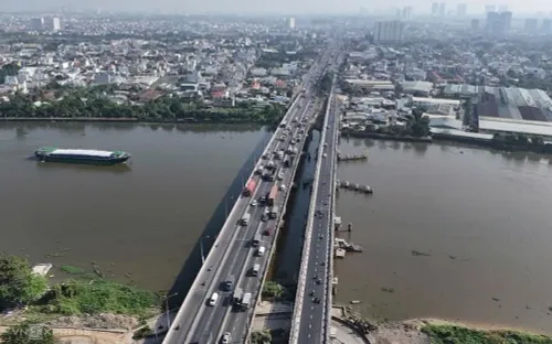 Cầu cửa ngõ Thành phố Hồ Chí Minh cho ôtô chạy qua sau khi nâng cao hơn một mét