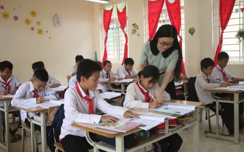 Giải “cơn khát” giáo viên tiếng Anh: Khi nhà ăn trở thành lớp học ở vùng biên