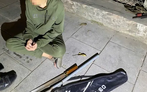 CSGT Hà Nội khống chế đối tượng mang hung khí khi tham gia giao thông