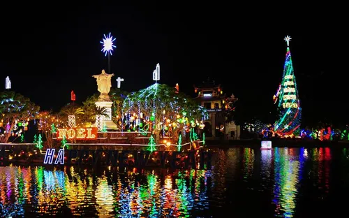 Tiếng chuông giáng sinh trên mái cong nhà thờ đá