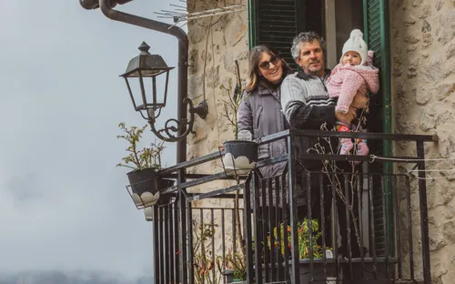 Ngôi làng "nhiều mèo hơn người" tại Italia đón cư dân nhí đầu tiên sau 3 thập kỷ