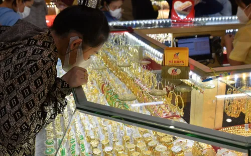 Giá vàng hôm nay 31/12: Tăng lên rồi bất ngờ giảm sâu