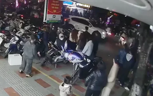 Ô tô mất lái đâm loạt xe máy, người dân đi xem pháo hoa giao thừa tại Hải Phòng