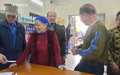 Người dân Phú Thọ vui mừng nhận quà Tết của Đảng và Nhà nước