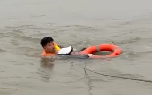 Kịp thời cứu nạn người đàn ông nhảy cầu Vĩnh Tuy