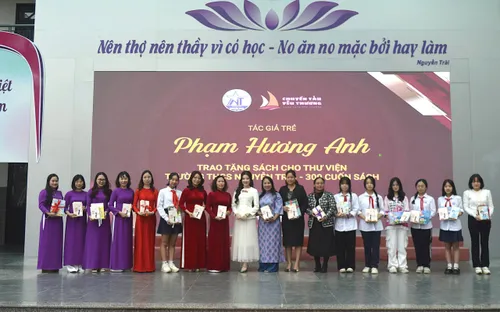 "Chuyến tàu yêu thương" cập bến trường học, gieo mầm tri thức đón năm mới 2026