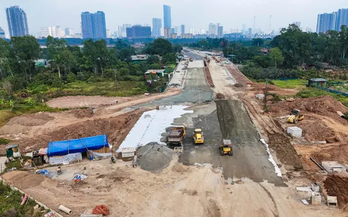 Thủ tướng yêu cầu tăng tốc dự án, chào mừng Đại hội Đảng XIV