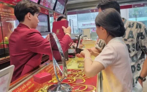 Giá vàng tăng mạnh, phố vàng Hà Nội và TPHCM đông nghịt người xếp hàng mua – bán