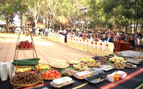 Sôi động phiên chợ nông sản và dược liệu Măng Đen 2026