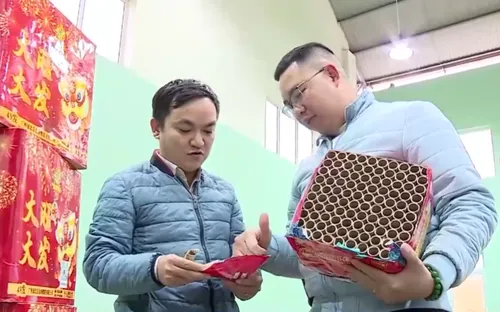 Thu giữ hàng trăm kg pháo hoa lậu tại nhà kho ở Hà Nội