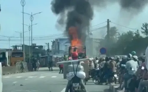 Xe tải chở hàng bốc cháy dữ dội trên Quốc lộ 1A