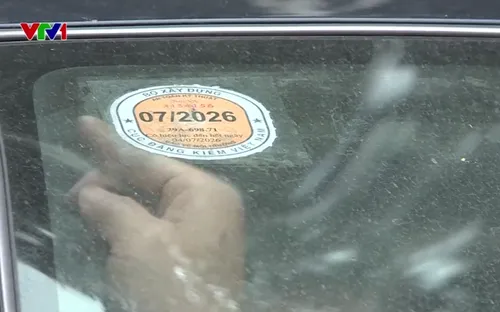 Bỏ dán tem thu phí đường bộ lên kính ô tô