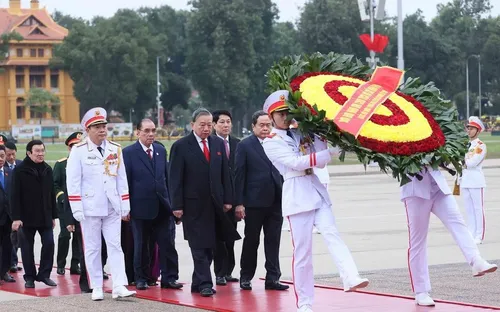 Lãnh đạo Đảng, Nhà nước và đại diện các thế hệ đại biểu Quốc hội vào Lăng viếng Chủ tịch Hồ Chí Minh