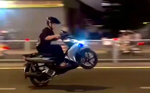 Nam thanh niên bị phạt 7 triệu đồng vì đăng clip bốc đầu xe máy ở TPHCM
