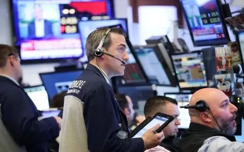 Phố Wall lập đỉnh mới, Dow Jones tiến sát mốc 50.000 điểm