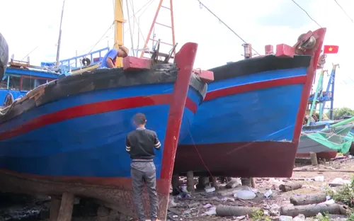 Ngư dân sửa chữa tàu cá khai thác vụ mới sau bão
