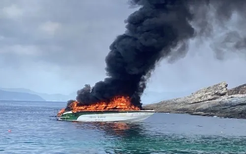 Hơn 20 tàu cao tốc bị thiêu rụi trong vụ cháy lớn tại cầu cảng Phuket