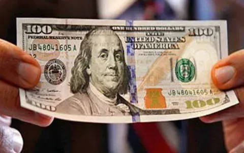 Khởi tố 2 đối tượng mua, lưu hành USD giả để lấy tiền mua ma túy