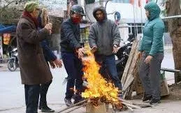 Hà Nội rét đậm về đêm, người dân đốt lửa sưởi ấm trong giá lạnh 11 độ C