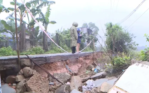 Khắc phục các tuyến đường bị sạt lở nghiêm trọng