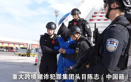 Hình ảnh ông trùm Chen Zhi bị dẫn độ về Trung Quốc