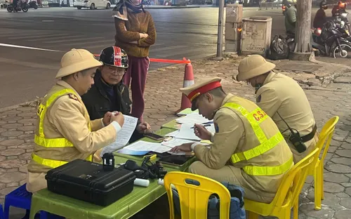 Đội Cảnh sát giao thông số 14 xuyên đêm xử lý nồng độ cồn trong giá rét