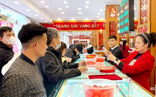 Giá vàng thế giới giảm mạnh do áp lực chốt lời, xu hướng dài hạn vẫn tích cực