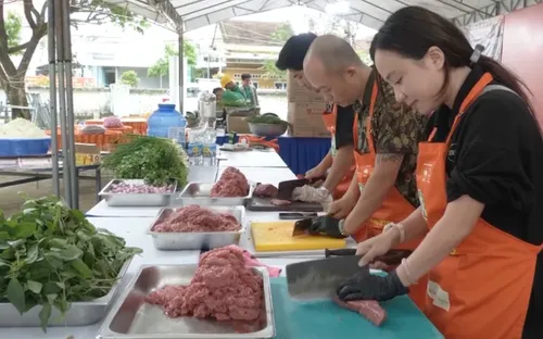 Đắk Lắk: "Phở yêu thương" về với bà còn vùng rốn lũ
