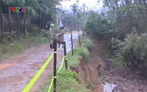 Sạt lở nghiêm trọng nhiều tuyến đường ở Huế sau lũ