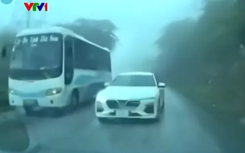 Đèo dốc trơn ướt, tầm nhìn hạn chế, tài xế vẫn liều vượt ẩu