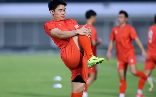 U23 Việt Nam bất ngờ phải nhường sân tập cho Barcelona