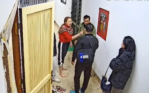 Tạm giữ hình sự người phụ nữ hành hung hàng xóm ở chung cư