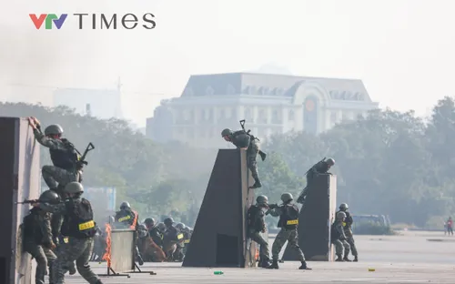 Lực lượng Công an trình diễn nghiệp vụ trong lễ xuất quân bảo vệ Đại hội Đảng