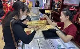 Giá vàng hôm nay 10/1 tiếp tục tăng mạnh, người dân xếp hàng dài mua vàng