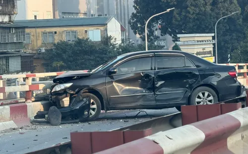 Hà Nội: Tai nạn liên hoàn trên cầu vượt Ngã Tư Vọng, 1 người tử vong