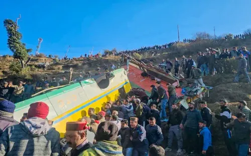 Xe khách rơi xuống vực ở Ấn Độ, 14 người thiệt mạng