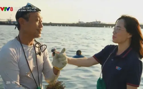 Trải nghiệm chế biến gỏi rong biển tại đảo Lý Sơn, Quảng Ngãi.