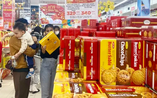 Hàng Việt chiếm ưu thế trên thị trường Tết 2026, siêu thị đẩy mạnh dự trữ và khuyến mại