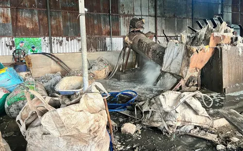 Đồng Nai: Phát hiện cơ sở sản xuất hạt nhựa xả nước thải hôi thối ra môi trường