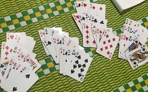 Bắt quả tang 11 đối tượng đánh bạc trong ngôi nhà bỏ hoang ở Ninh Bình