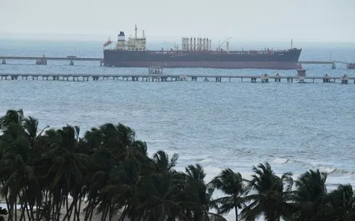 Ông Trump ký sắc lệnh kiểm soát tiền bán dầu Venezuela, cân nhắc dỡ thêm cấm vận