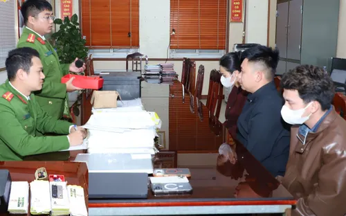 Mua con dấu giả trên mạng, làm giả hồ sơ xin việc để trục lợi