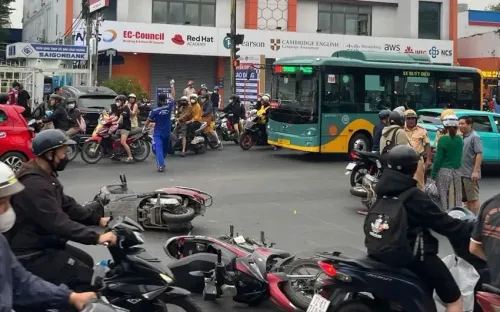 Ô tô mất lái tông liên tiếp 5 xe máy ở TP Hồ Chí Minh, nhiều người bị thương