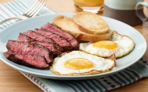 Trứng và thịt đỏ: Loại nào ảnh hưởng đến đường huyết nhiều hơn?