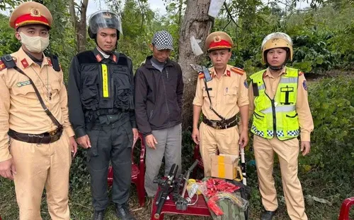 Đắk Lắk: Phát hiện tài xế xe đầu kéo mang súng, đạn và pháo trên tỉnh lộ 8