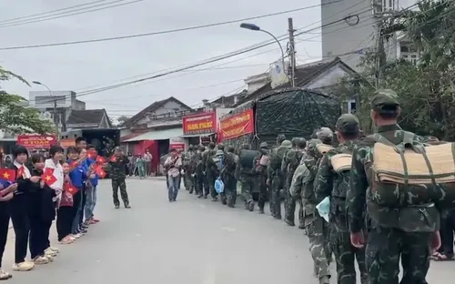 Xúc động giây phút Bộ đội chia tay nhân dân