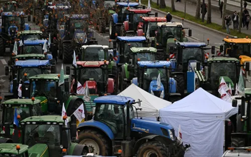 Nông dân Pháp lái hàng trăm máy kéo xuống đường phản đối thỏa thuận EU – Mercosur