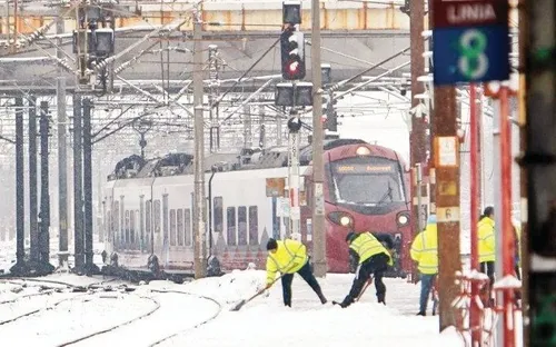 Băng giá bao trùm, giao thông Trung và Đông Âu gián đoạn nghiêm trọng